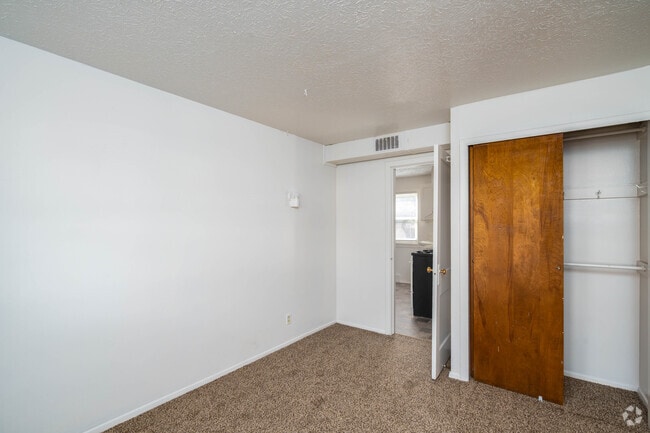 1BD, 1BA - 586SF - Dormitorio - Park Lane Manor Apartments