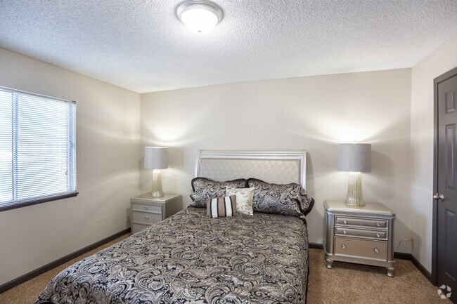 1BR, 1BA - 700 SF
