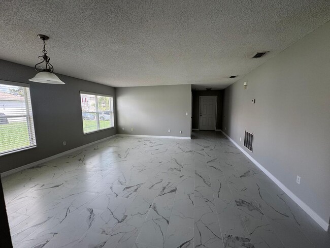 Photo - Spacious 4 bedroom house in Waterford Chase
