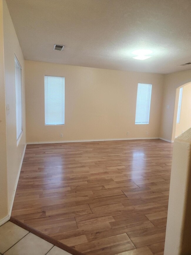 Photo - 600 Lone Pine Dr SW