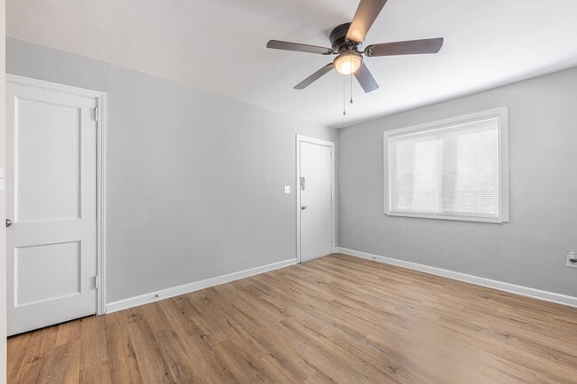 Photo - 219-237 E Xenia Dr