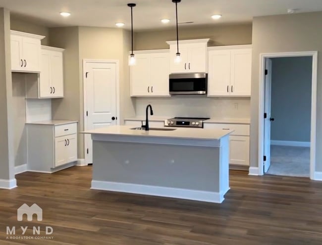 Photo - 235 Irish Hl Dr