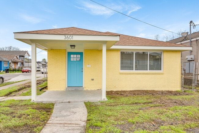 Frente - 3601 N. Robertson St.