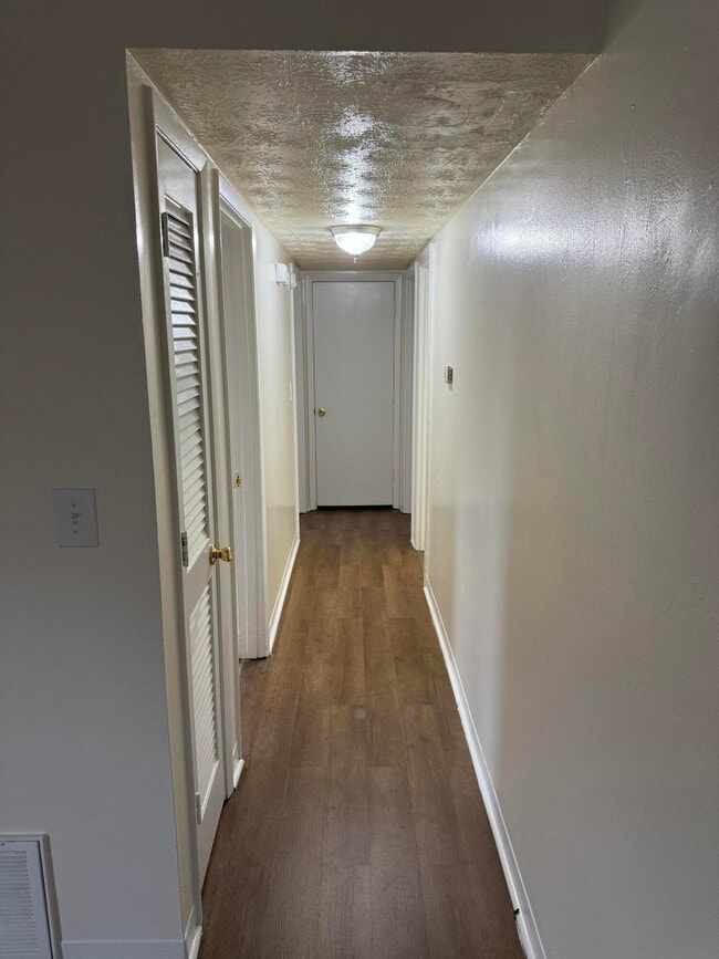 Photo - 1504 Thames Dr