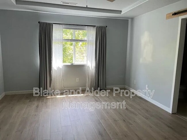 Photo - 3624 E Oak Grv St