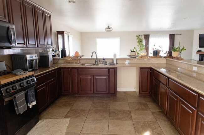 Building Photo - 12072 Pacific Rd