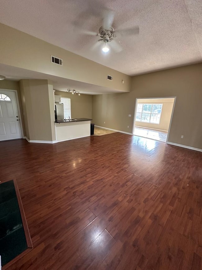 Photo - 910 Crawford Cir