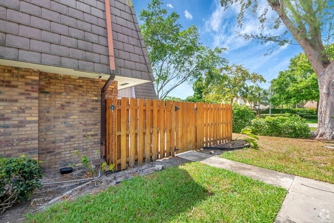 Building Photo - 7646 Courtyard Run W Rental