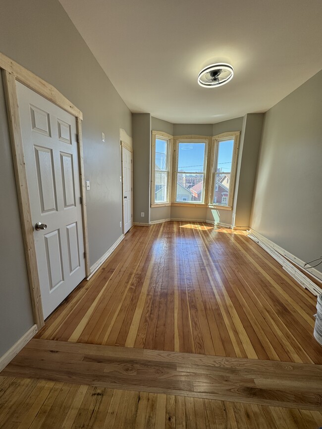 Living Room - 3353 S Emerald Ave Apartments Unit 1nd floor front