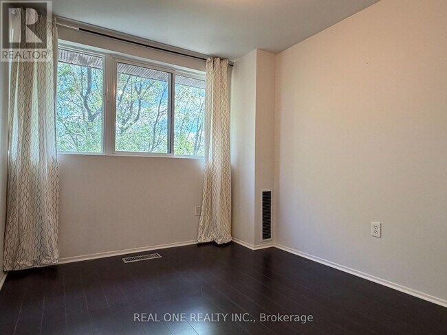 Photo - 165 Cherokee Blvd