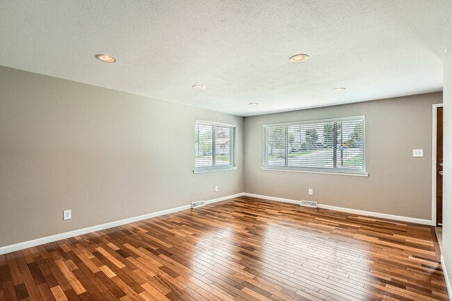 Photo - 6262 Allison St