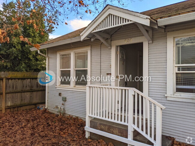 Building Photo - Amazing 2 Bed / 1 Bath Home on Tree-lined ...