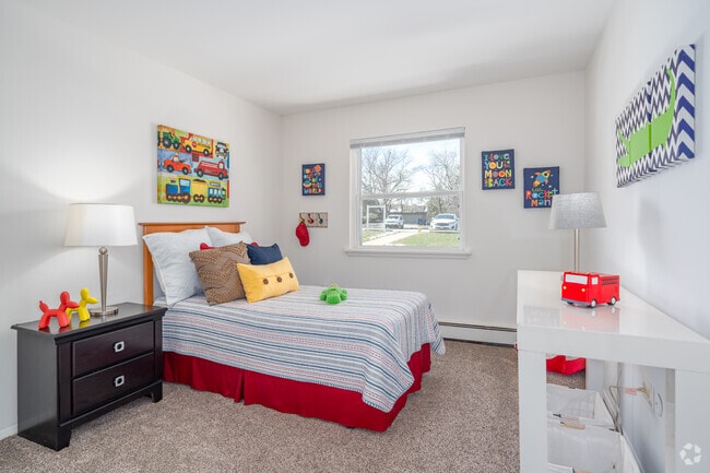 2BR, 1BA - 890SF - Second Bedroom