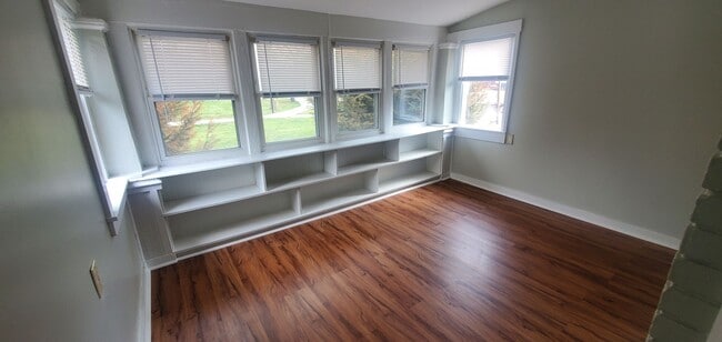 Photo - 152 E Fifth St
