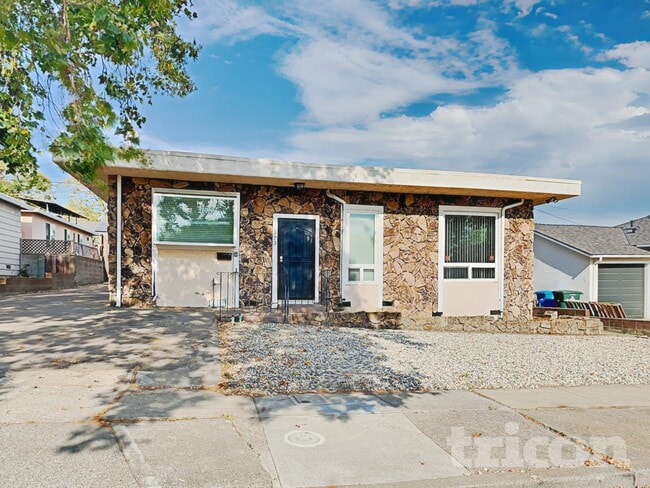 Photo - 573 Laurel St