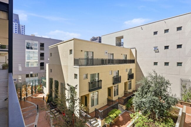 Building Photo - Downtown Living at its Best. Unit 203