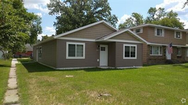 Building Photo - 4 Bedroom 2 Bathroom Home