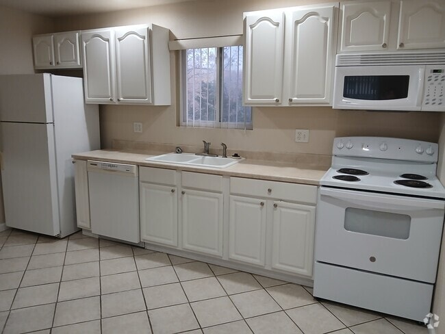 Building Photo - 1100 Briarwood Rd Rental