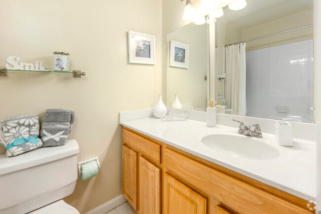 1BR, 1BA – 685SF - Bathroom - Oakcrest Towers