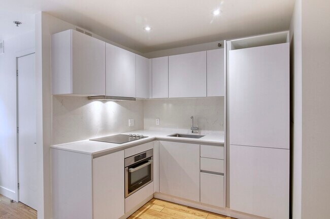 Photo - 25 Av des Pins O Unit 327
