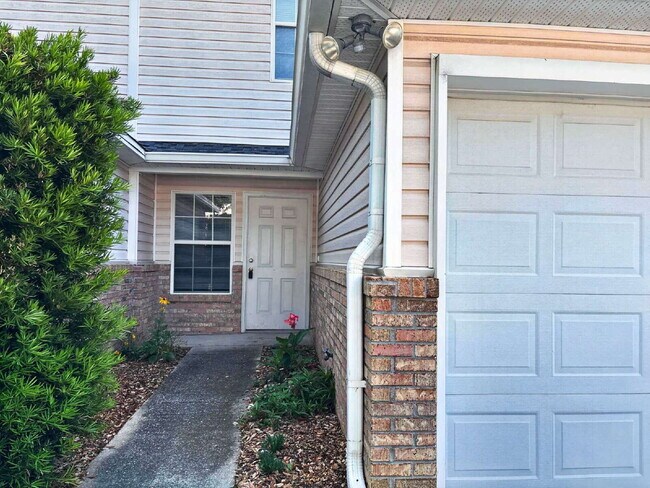Photo - "Charming 2-Bed Townhouse Retreat on Scenic Oak Ln!"