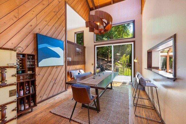 Photo - Stunning Mid-Century Modern 5bed/3.5 bath ...