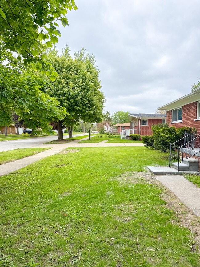 Photo - 3825 Moore St