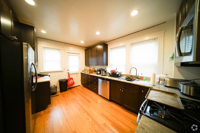 Building Photo - 8 Sawyer Ter Unit 1 Rental