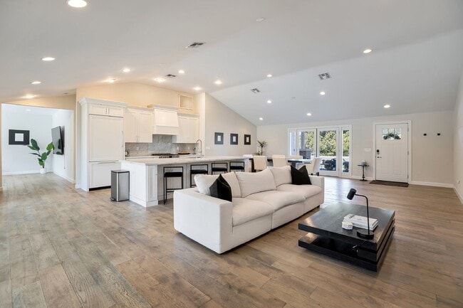 Photo - Beautifully furnished Arcadia Lite Rental Home!