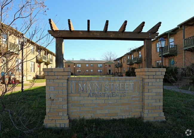 Main Street Apartments - Courtyard on Main