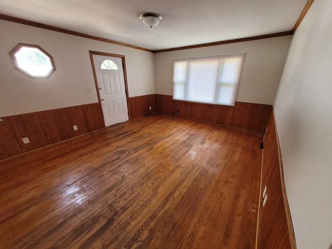 Photo - 810 Townline Ave