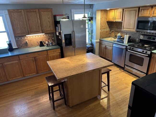 Building Photo - 123 Faneuil St Unit 2L