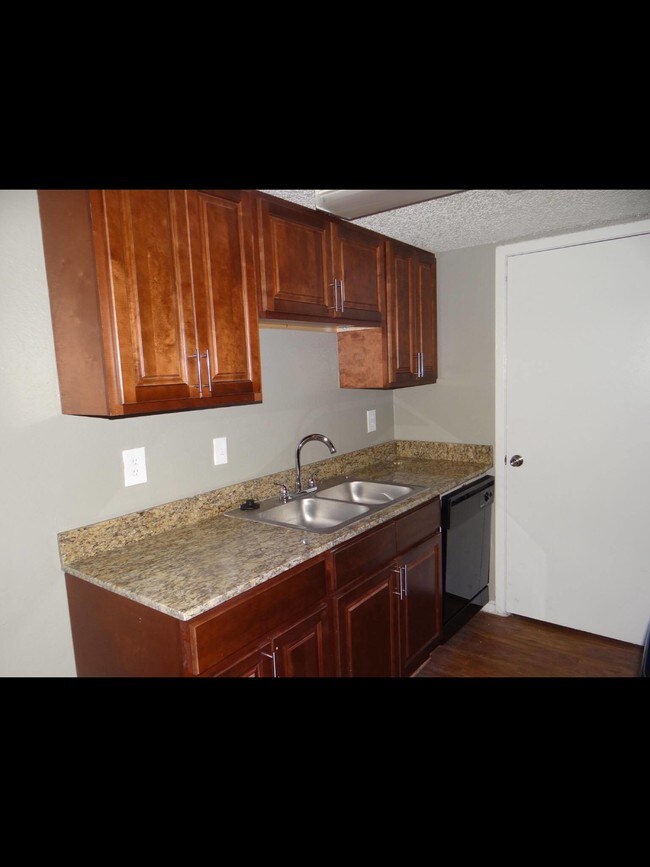 Parc Lake / Bay Shore Village Apartments For Rent in Lewisville, TX