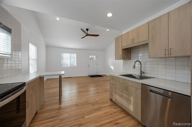 Photo - 623 E Brockton Ave