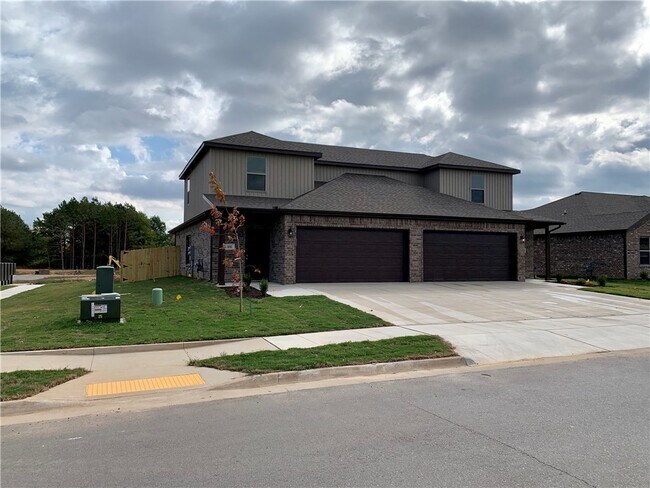 Photo - 402 Red Robin St