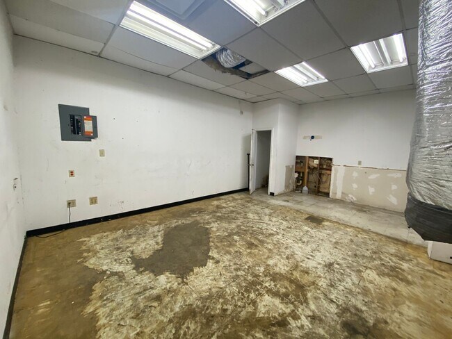 Photo - storage containers/ commercial building Unidad Showroom/office space