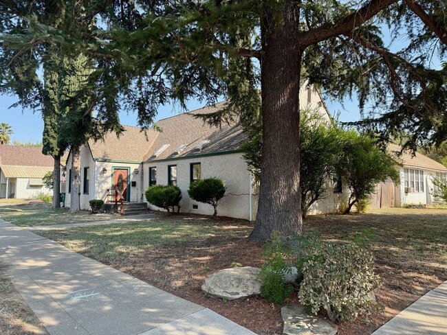 Building Photo - House Available!