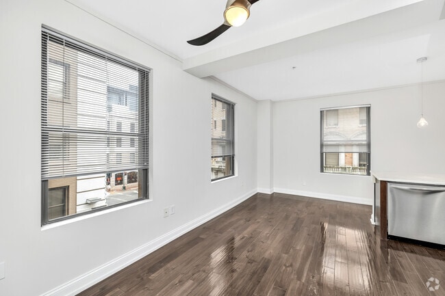 1BR, 1BA - 673SF - Dartmouth - Living Room