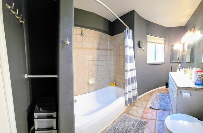 Photo - 3345 Oliphant St