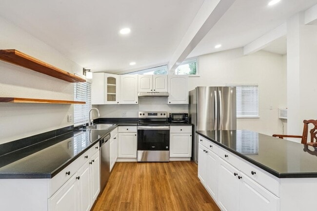 Photo - 6900 Thornhill Dr