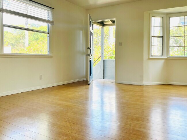 Sala de estar - 1217 N Curson Ave Unidad Top