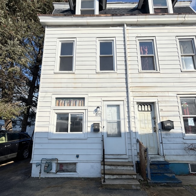 Building Photo - charming semi-detached Allentown home