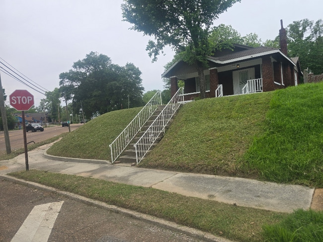 Building Photo - 2000 Carnes Ave