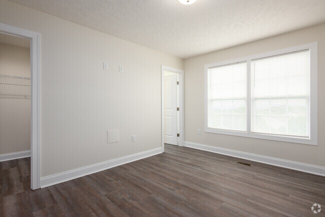 3 pisos - 1854 pies cuadrados - Segundo dormitorio - 375-395 Skylar Dr