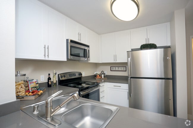 2BR, 2BA - 963SF