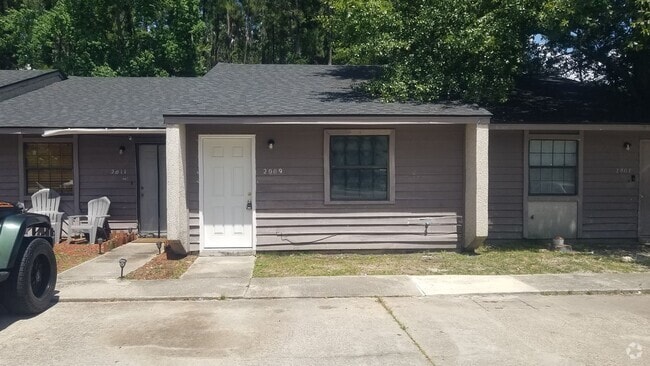 Building Photo - Check Out This 2 bedroom/1 bathroom Duplex! Rental