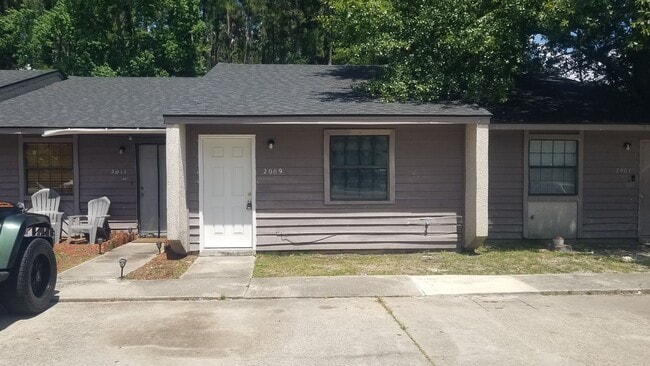 Check Out This 2 bedroom/1 bathroom Duplex! - Check Out This 2 bedroom/1 bathroom Duplex! House