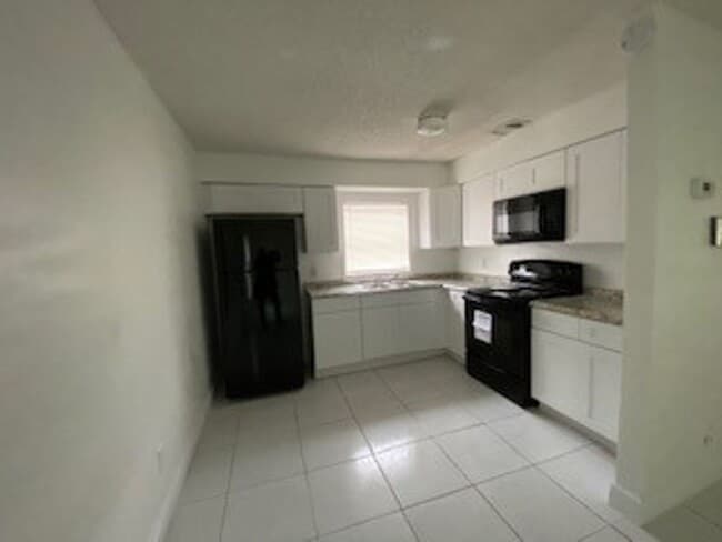 Photo - 2BR/1BA  TRIPLEX LOCATED DOWNTOWN ORLANDO