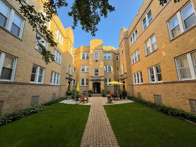 Building Photo - 1336 W Estes Ave Unit 1N Rental