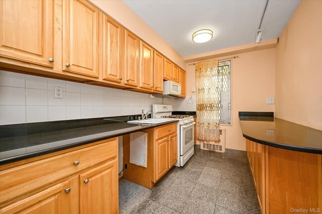 Photo - 140-18 Burden Crescent Unidad 411
